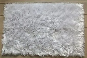 Tapis 70x120cm poils longs gris offre à 11,9€ sur Weba