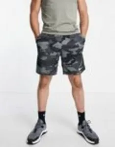 Nike Training Camo all over print shorts in khaki offre à 12,5€ sur ASOS