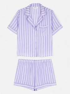 Pyjama avec chemise à manches courtes et short offre à 15€ sur Primark